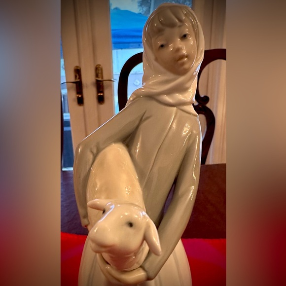 Lladro Porcelain Sculpture "Girl with Lamb", Excellent Condition - Picture 6 of 9